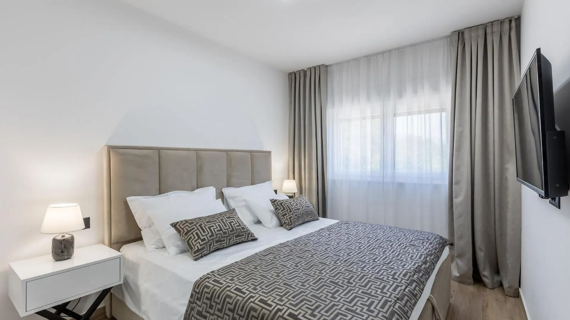 Scenic Kastel Luksic Apartments Kastela Croatia