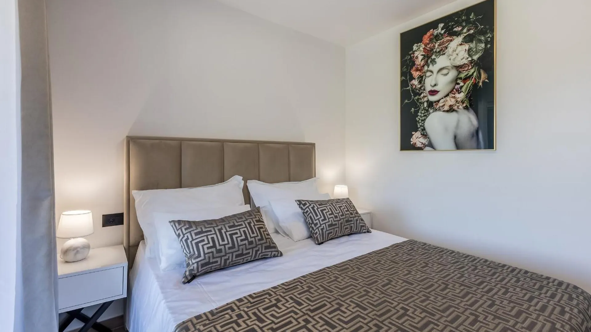 Scenic Kastel Luksic Apartments Kastela Croatia