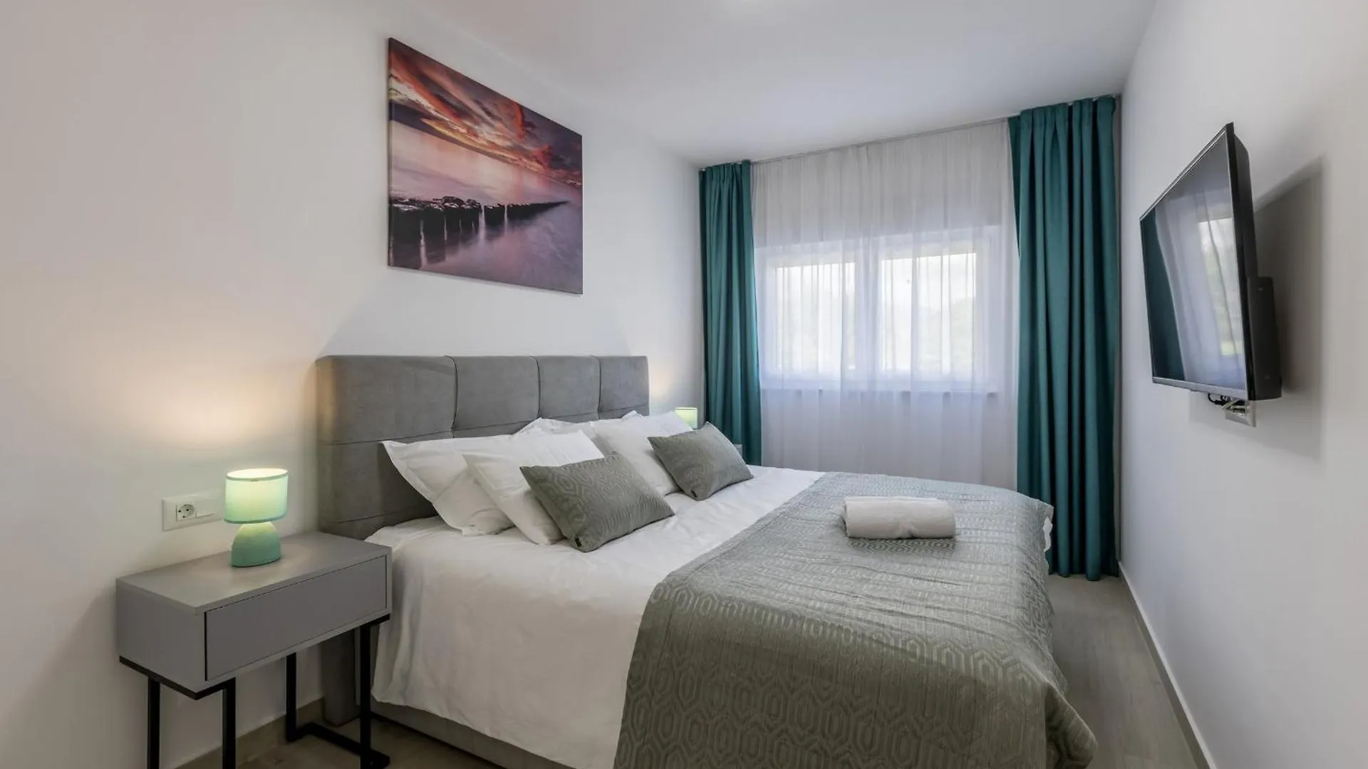 Scenic Kastel Luksic Apartments Kastela Croatia
